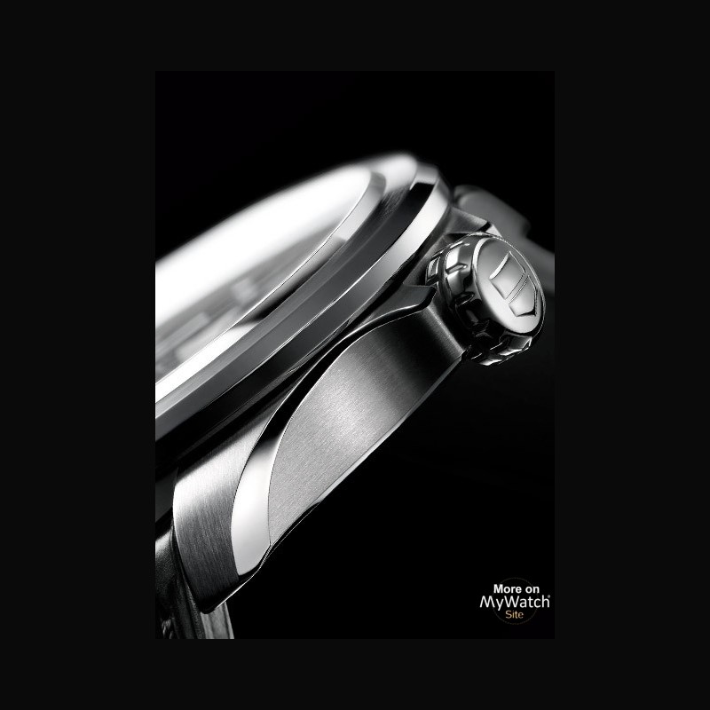LOUIS VUITTON Montre connectée noire, bracelet silicone …
