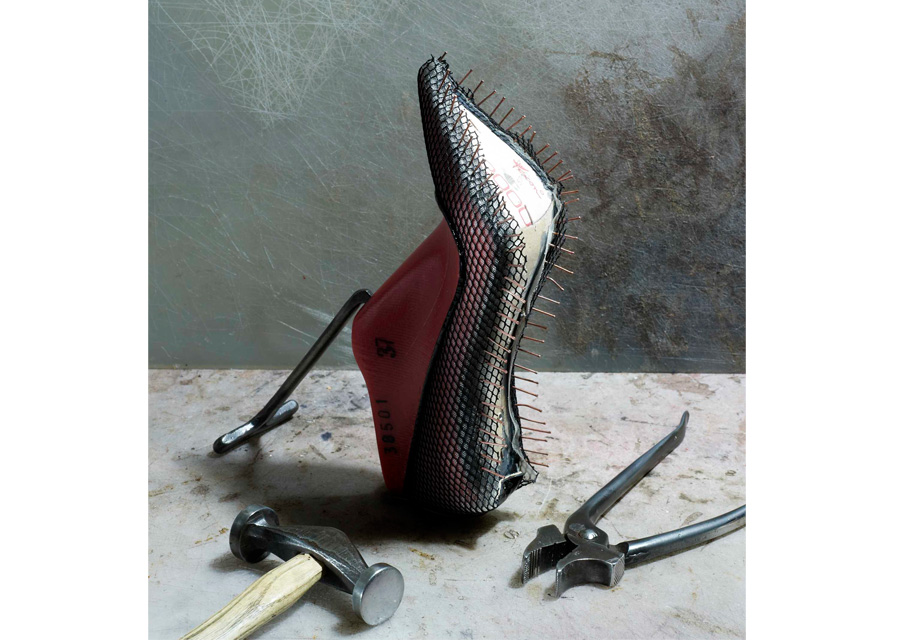 La confection de la Louboutin dans les ateliers parisiens de la Maison