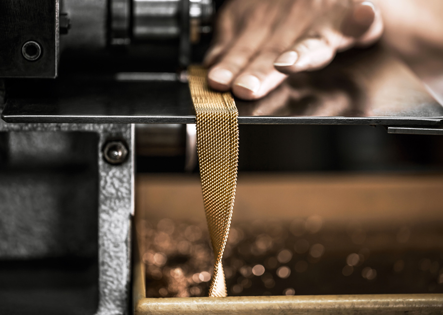 Fabrication d'un bracelet en maille milanaise pour la D de Dior en or rose