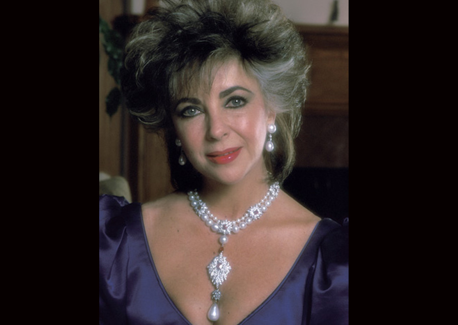 L'actrice Elizabeth Taylor et son collier serti de la perle Peregrina