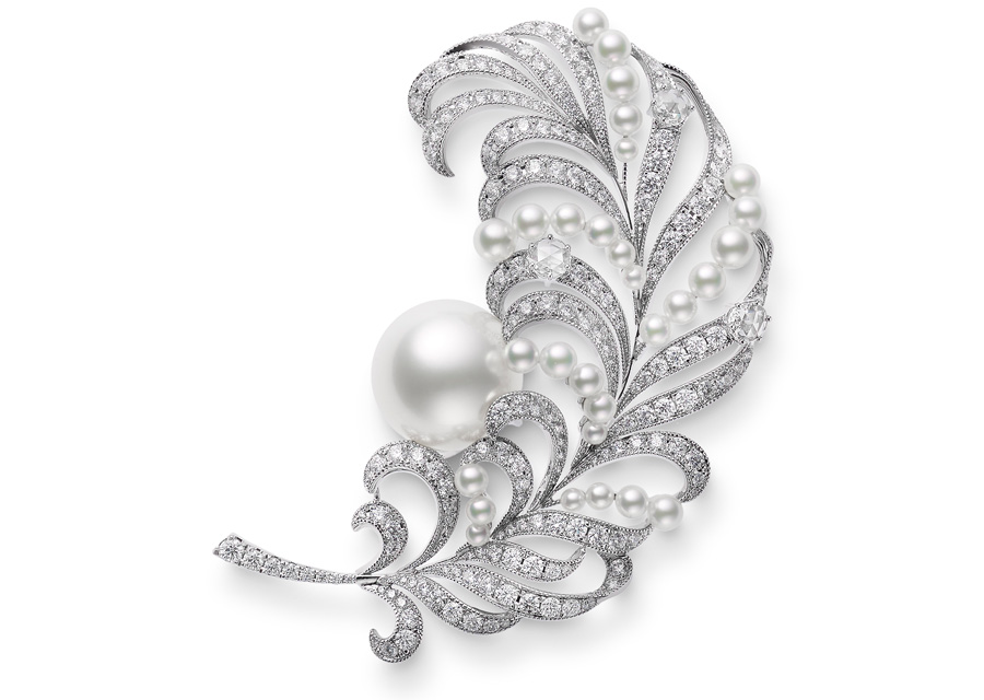 La broche de la collection "Feather" de Mikimoto