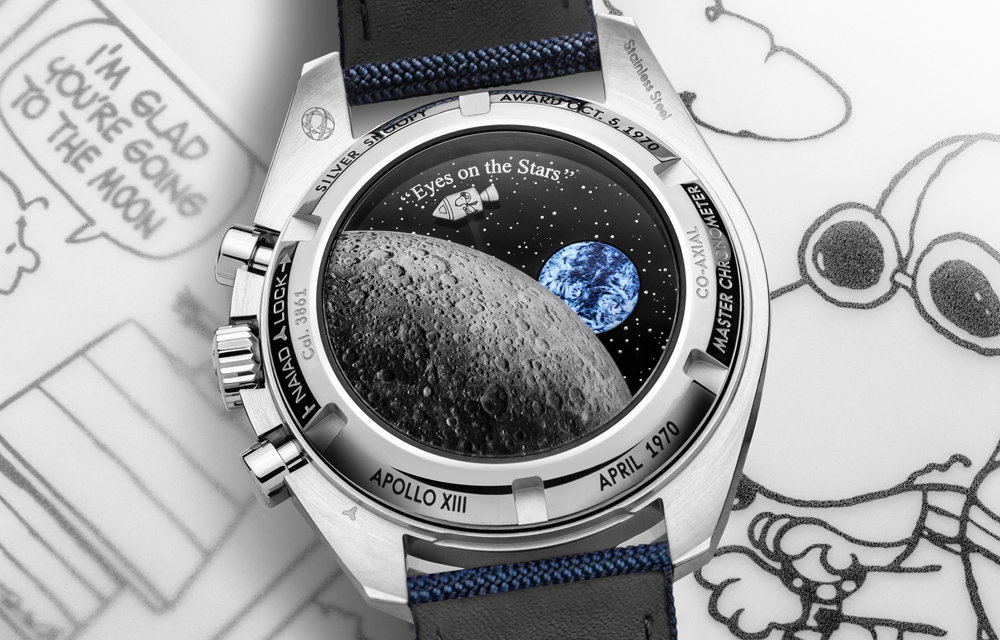 La montre Omega Speedmaster Silver Snoopy Award possède un fond décoré d'un petit Snoopy et d'une Terre mobiles