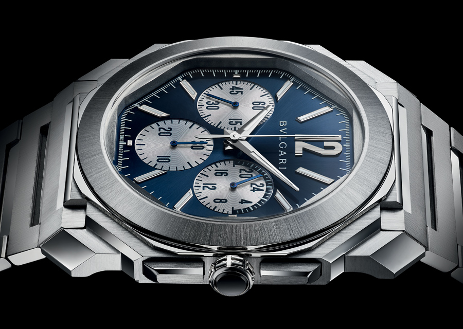 Parmi les nouveautés Bvlgari de la LVMH Watch Week 2021, l'Octo Finissimo S Chronographe GMT possède un cadran bleu contrasté de compteurs argentés