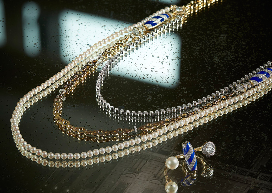 Le sautoir et les boucles d'oreilles VOLUTE VENITIENNE de la collection Escale à Venise de Chanel