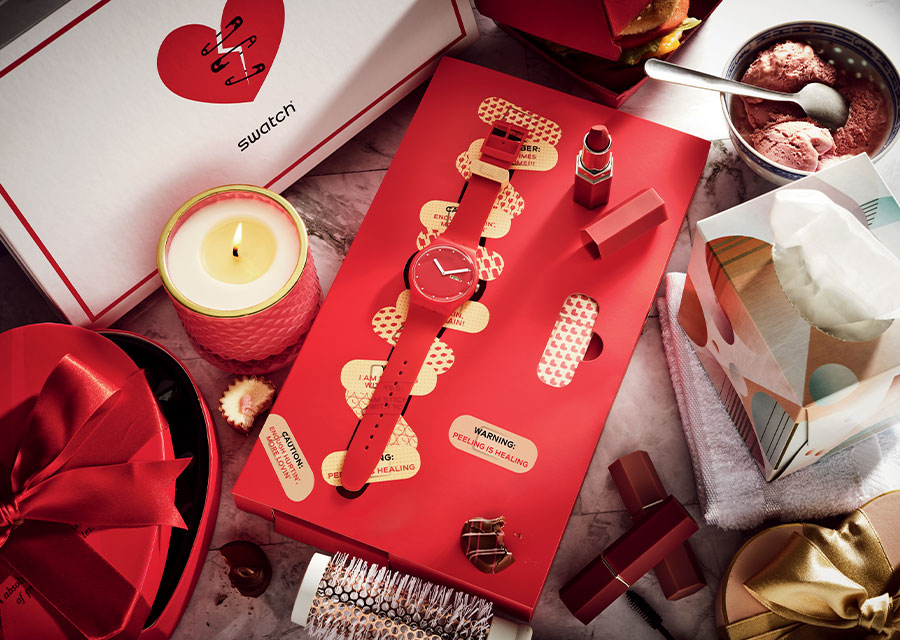 saint-valentin : Mise en situation de la Swatch P(E/A)NSE-MOI, la version Saint Valentin 2021