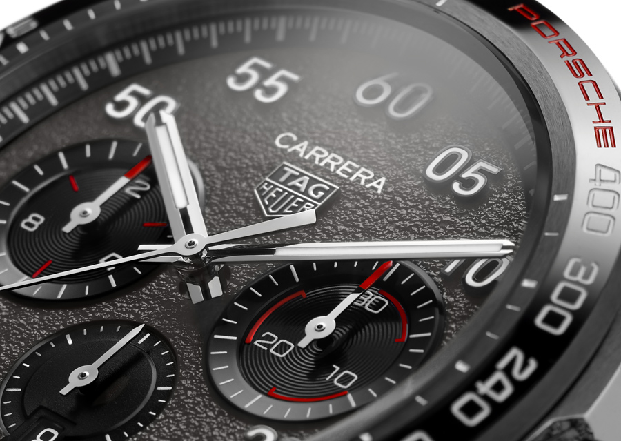 Le Chronographe TAG Heuer Carrera Porsche reprend de nombreux éléments de l'univers Porsche sur son cadran.