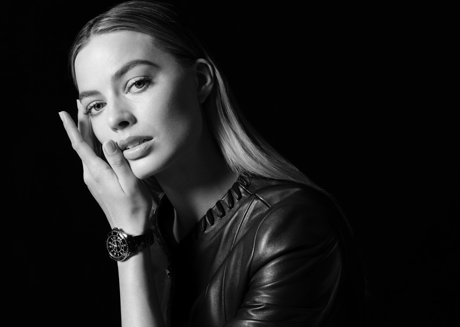 Nouvelle ambassadrice de la montre J12 de Chanel, Margot Robbie porte le modèle en céramique noire et acier
