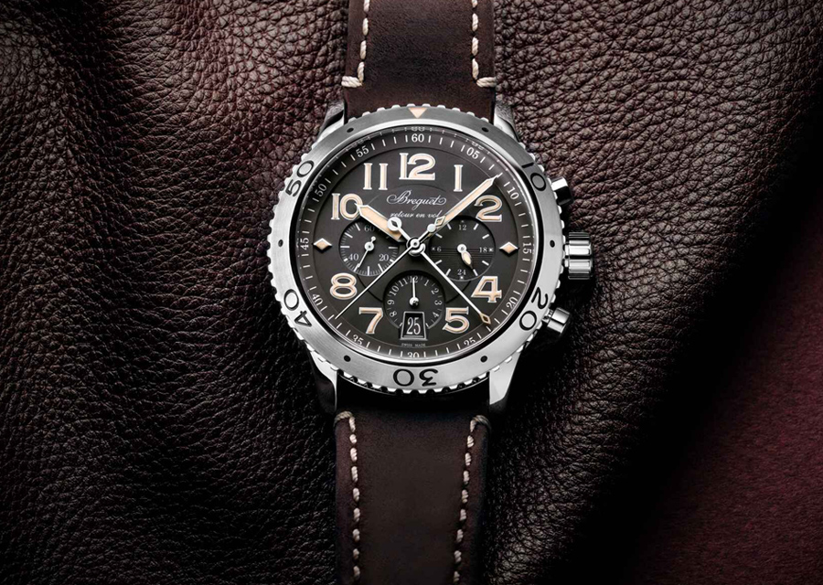 Le modèle Type XXI 3817 de Breguet indique les secondes et les minutes de chronographe au centre