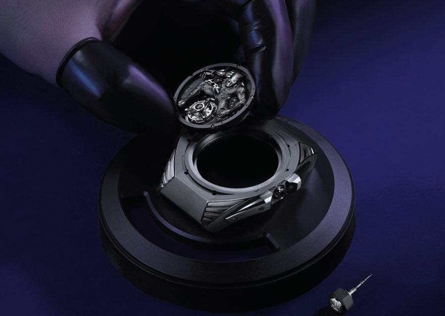 Au coeur de la Royal Oak Concept Black Panther Tourbillon Volant, le représentation de Black Panther est une oeuvre d'art miniature