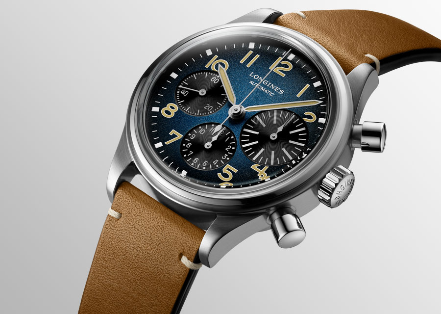 La Longines Avigation BigEye deuxième édition est en titane et possède un cadran bleu pétrole