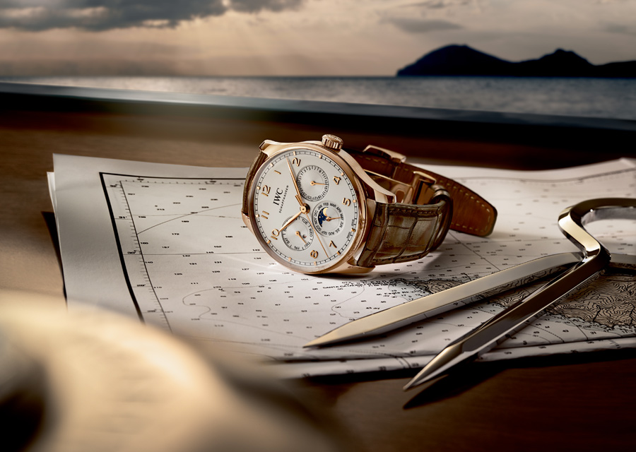 La Portugaise est l'une des montres les plus iconiques de la manufacture IWC qui la propose ici en version or or rouge à calendrier perpétuel