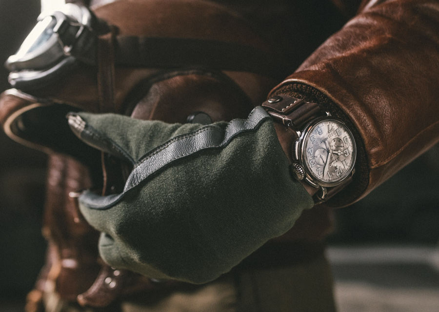 Le modèle Zenith Pilot Type 20 Chronograph Silver possède un cadran brossé et riveté comme les carlingues d'avion