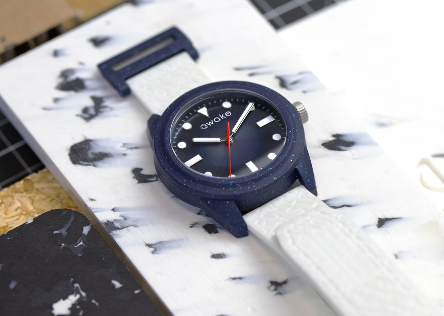 Filets de pêche recyclés, mouvement solaire et bracelet en freines de ricin , les modèles Awake AW.01 Atelier sont des montres de l'été qui ont la fibre écoresponsable.