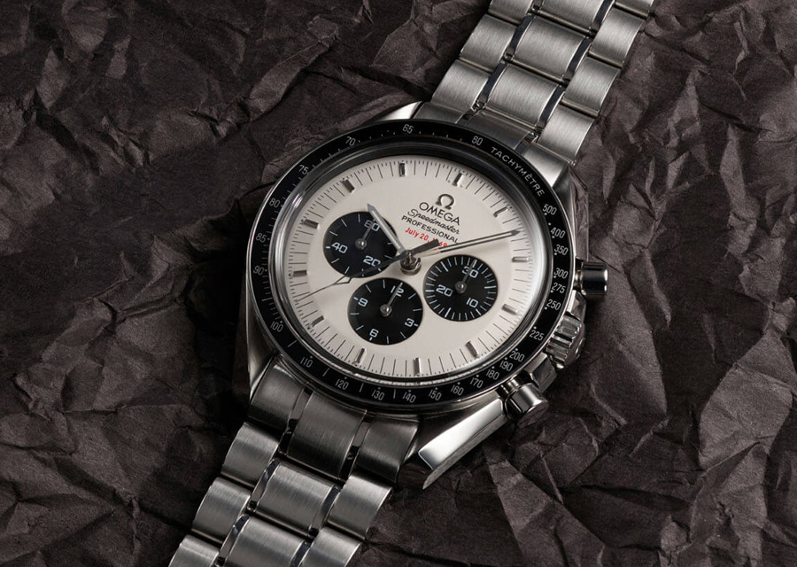 Le chronographe Speedmaster Apollo 11 35e Anniversaire possède un cadran panda noir et blanc