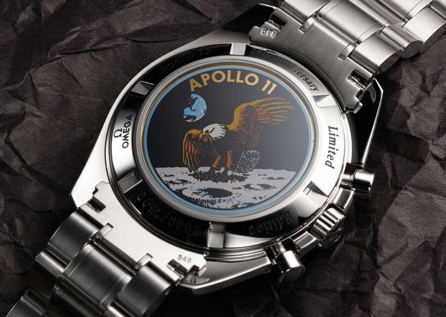 Spécifique à cette montre Omega Speedmaster Apollo 11 35e Anniversaire, le fond est décoré du logo de la célèbre mission