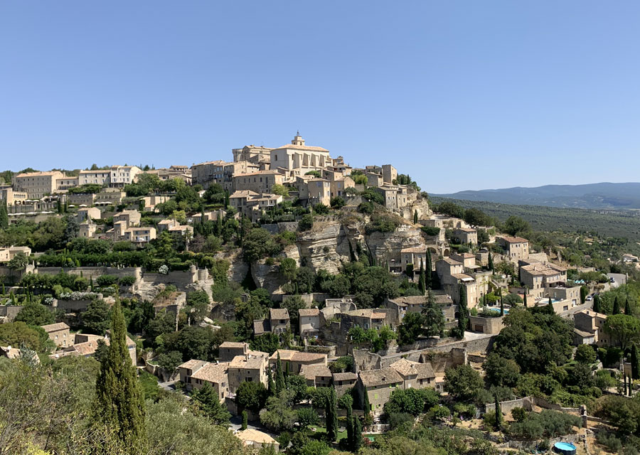 Gordes, un des plus beaux villages perchés de Provence.