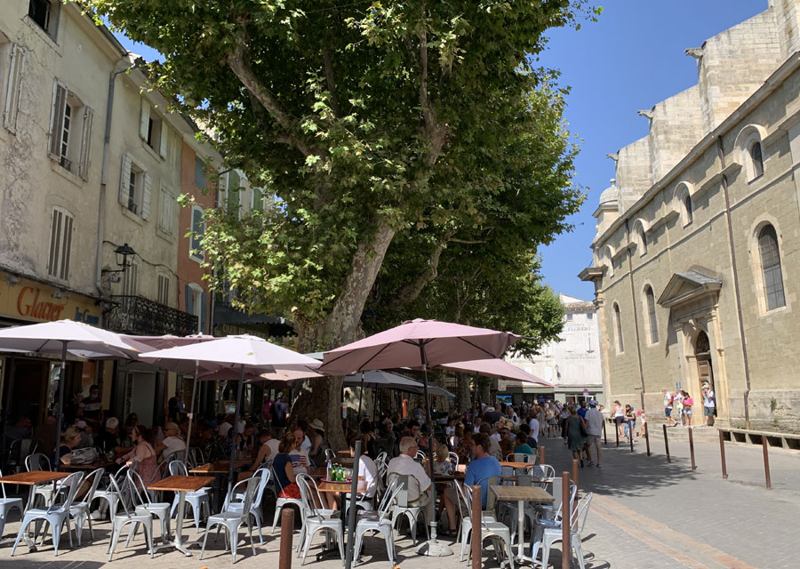 Les terrasses au pied de Notre-Dame des Anges