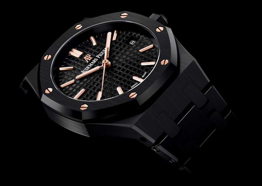 La Royal Oak de 34 mm en céramique noire est contrastée d'or rose