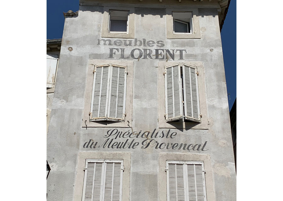 Les façades des maisons de l'Isle-sur-la-Sorgue