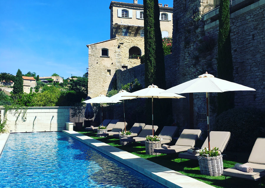La Bastide de Gordes : calme et sérénité au bord d’une des plus belles piscines avec vue de Provence.