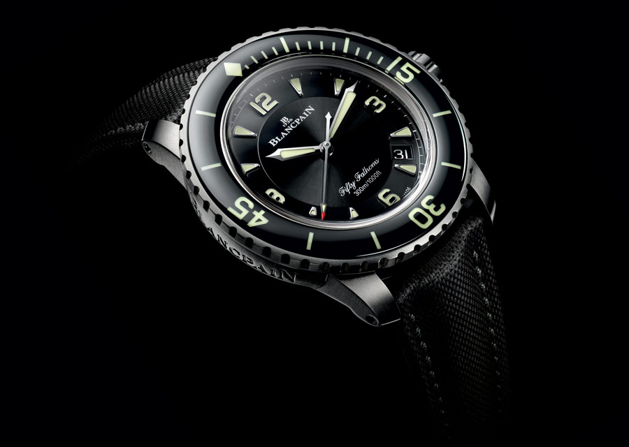 La montre Blancpain Fifty Fathoms en titane sur bracelet noir en toile de voile