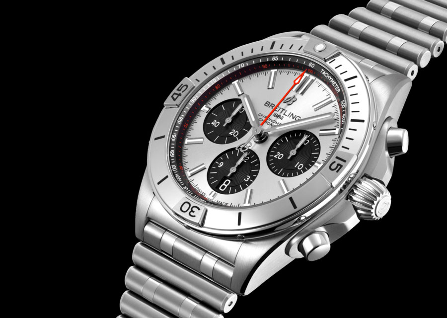 La Chronomat B01 42 de Breitling au cadran argenté et compteurs noirs