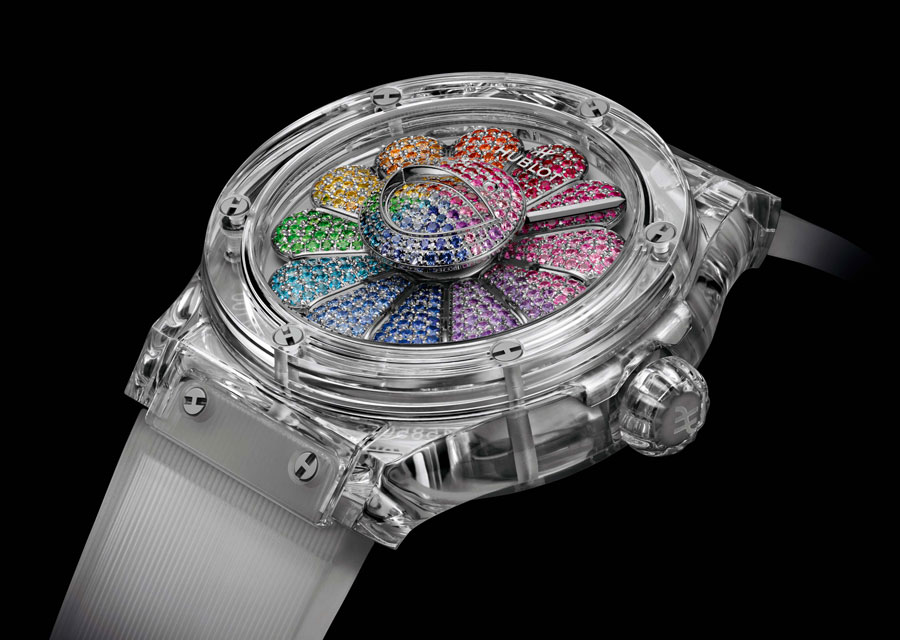 Le boîtier en cristal de saphir protège la fleur humanisée en pierres précieuses de la Hublot Classic Fusion Takashi Murakami Sapphire Rainbow