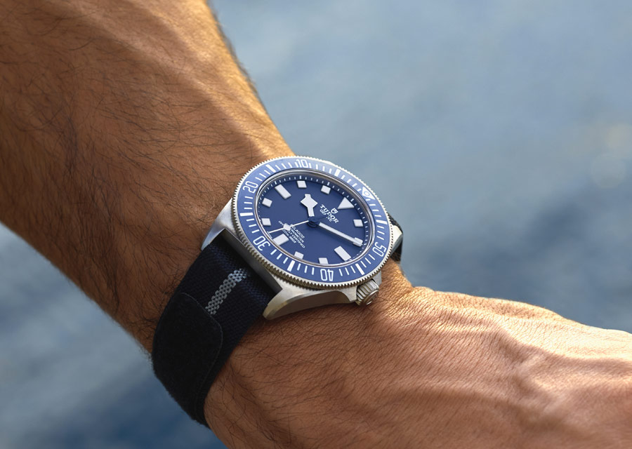 Le bracelet en tissu de la Tudor Pelagos FXD est créé par la maison Julien Faure en France