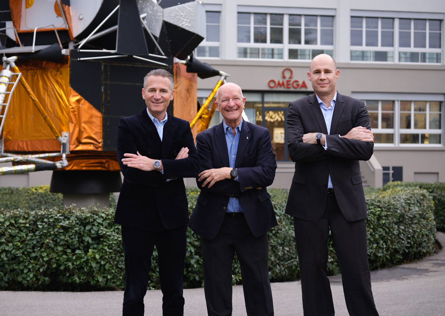 Raynald Aeschlimann, président et CEO d'Omega, avec l'astronaute suisse et membre du conseil d'administration du Swatch Group, le professeur Claude Nicollier, et le CEO de Clearspace, Luc Piguet.