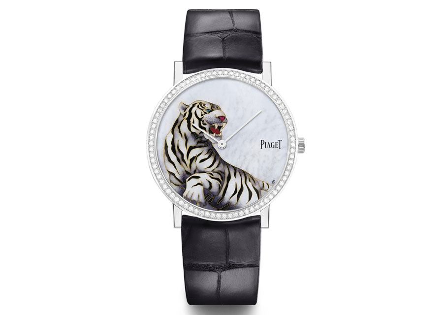 Piaget présente sa montre Altiplano orné d'un tigre rugissant en émail cloisonné grand feu.