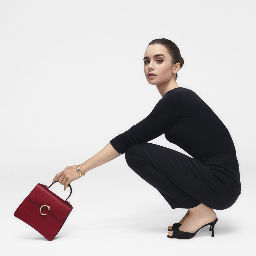 L'actrice Lily Collins, ambassadrice du nouveau sac Panthère de Cartier.