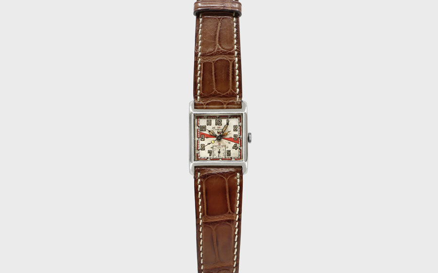 La montre Longines qui est la première GMT à porter au poignet réalisée en 1925 avec le cadran Zulu. 