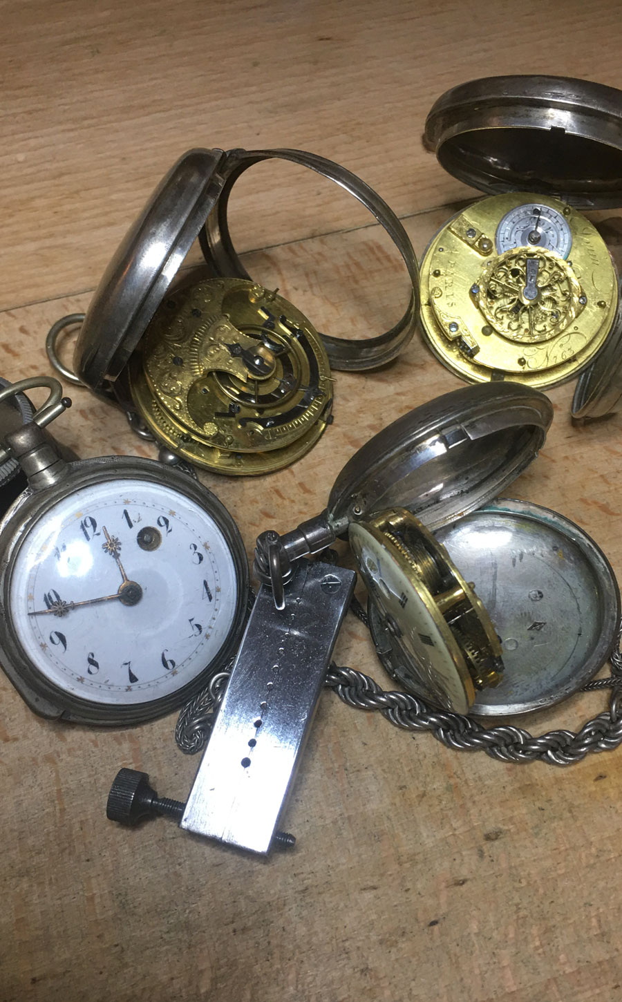 Montres de poche du XVIIIème siècle et début XIXème avec coq squelettés et mouvements apparents (collection privée).