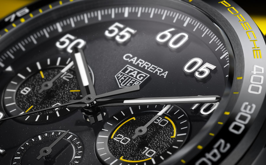 On retrouve la texture "bitume" sur les compteurs de la TAG Heuer Carrera x Porsche Limited Edition.