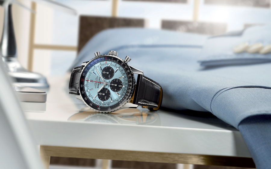 Nouvelle tendance de cette saison, la couleur bleu glacier s'invite sur le cadran de la Breitling Navitimer 43 mm