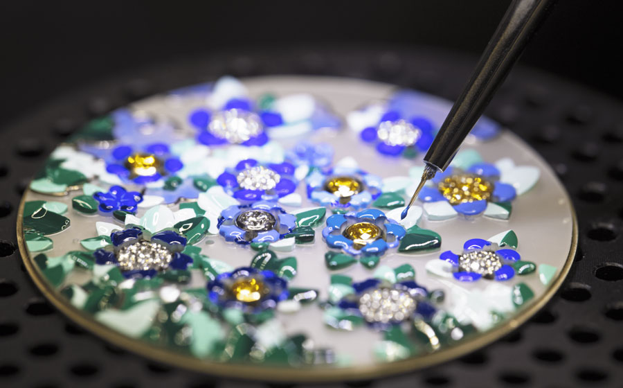 Les métiers d'art travaillent sur la Lady Arpels Heures Florales