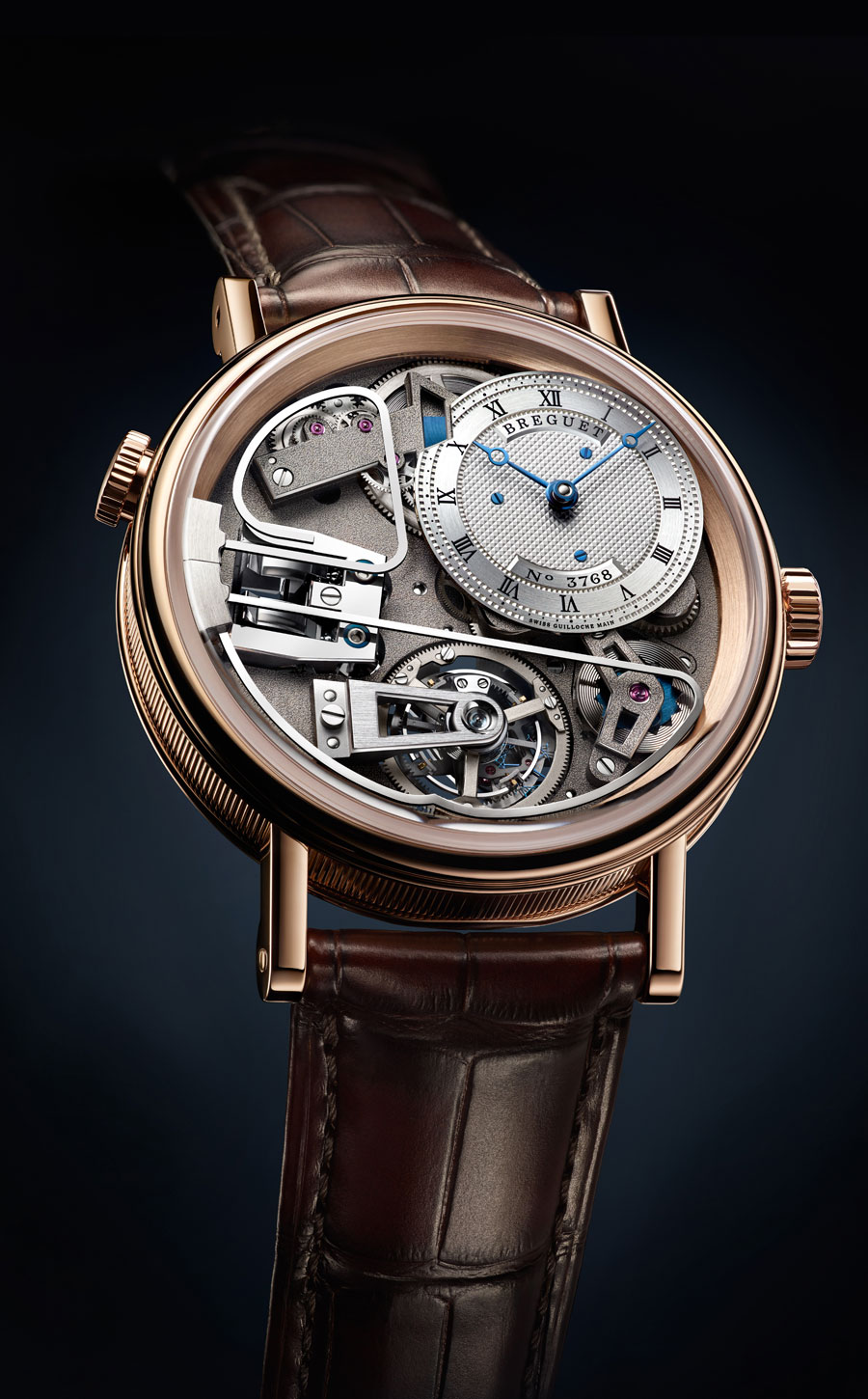 Breguet Tradition Répétition Minutes réf. 7087 en or avec calibre contemporain inspirés de ceux du maître fondateur. Le timbre est bien visible au dessus du cadran et n’a pas une forme traditionnelle.