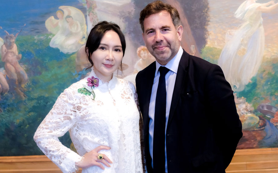 L'artiste Anna Hu et Olivier Gabet du musée des Arts Décoratifs de Paris