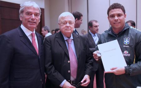 Jean-Marc Jacot (Parmigiani Fleurier SA CEO), Ricardo Teixeira (CBF President) and Ronaldo with the firts CBF Special Pershing watch. 