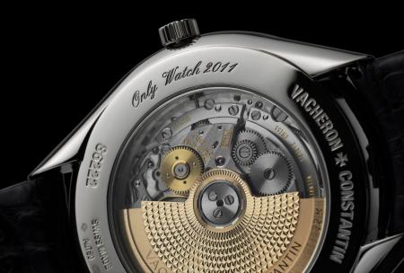 Focus on the self-winding caliber, stamped with the Hallmark of Geneva, through the transparent caseback.