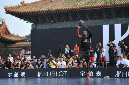 Hublot's new ambassador, Dwyane Wade scored baskets for 1 million RMB, which will be donated to The One Foundation.