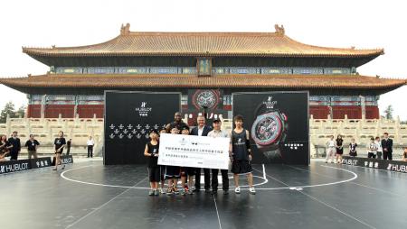 On behalf of Hublot and Wade's World Foundation, the check of one million RMB will be donated to The One Foundation to support a program to help children in China.