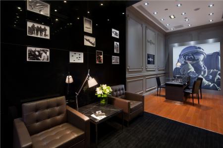 To find out comfortably watch collections Bell & Ross, the store has a cozy lounge.