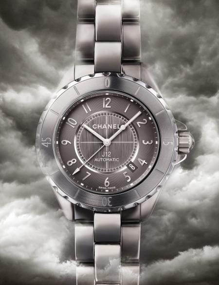 The J12 Chromatic in titanium ceramic : a shimmering watch. 