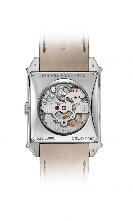 The automatic caliber of the Vintage 1945 Tourbillon with three gold Bridges is also apparent caseback. 