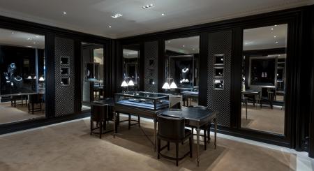 Intimate and luxurious, the salon dedicated to jewelry of the Ralph Lauren Avenue Montaigne boutique extends on 50 square meters and dispay too the iconic collection of Ralph Lauren Timepieces.