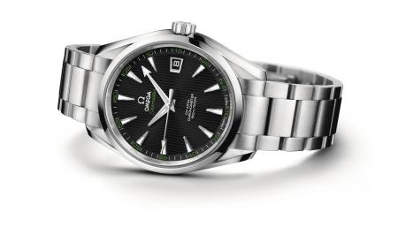 Dedicated to golf, the Seamaster Aqua Terra of 41.5 mm features elements of green color on the dial.