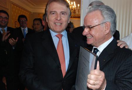 François Thiébaud, the Tissot Président, receives the prize 'Classic – Enterprise' category of the International Timing Competition 2011.