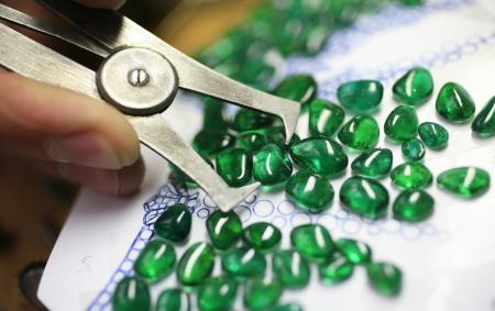 Open to all, L'ECOLE Van Cleef & Arpels is an entering to the fascinating world of Jewelry.