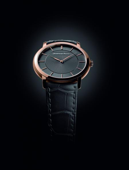 The Jules Audemars 'Bolshoi' is equipped with an extra-thin movement (barely 2.45 mm thick).